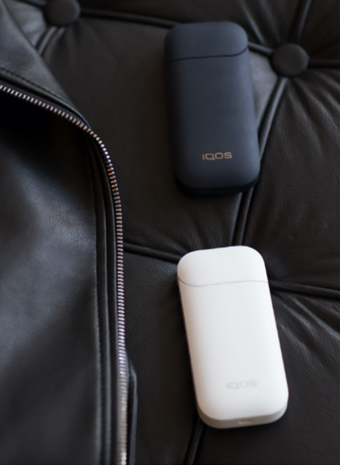 Woman holding her grey IQOS - IQOS charging slowly