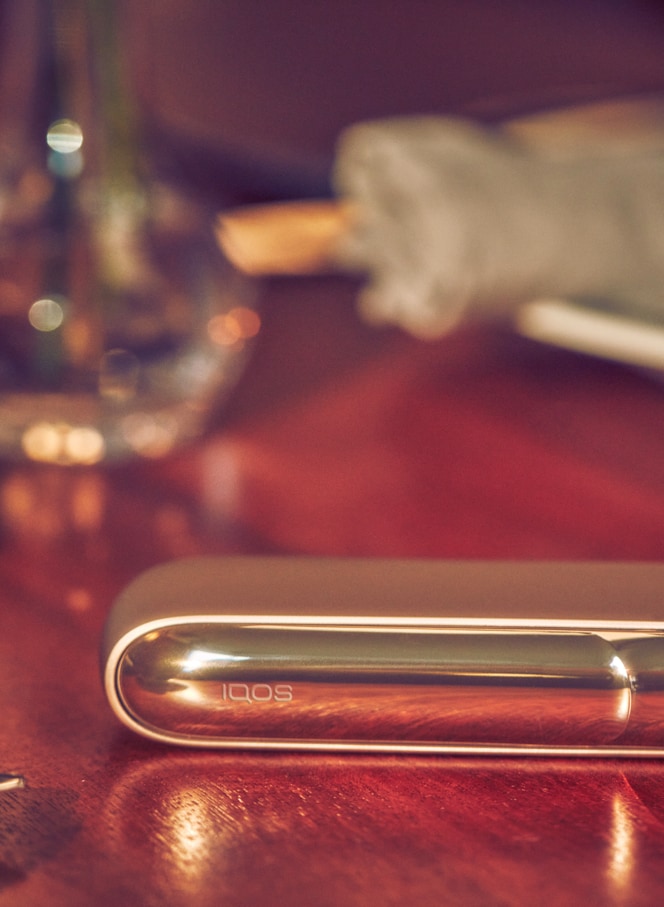 Woman holding her grey IQOS - IQOS charging slowly